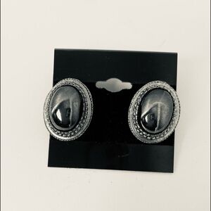 Vintage Smokey Gray/ Silver Earrings. Pierce design. Measurements: 1’.